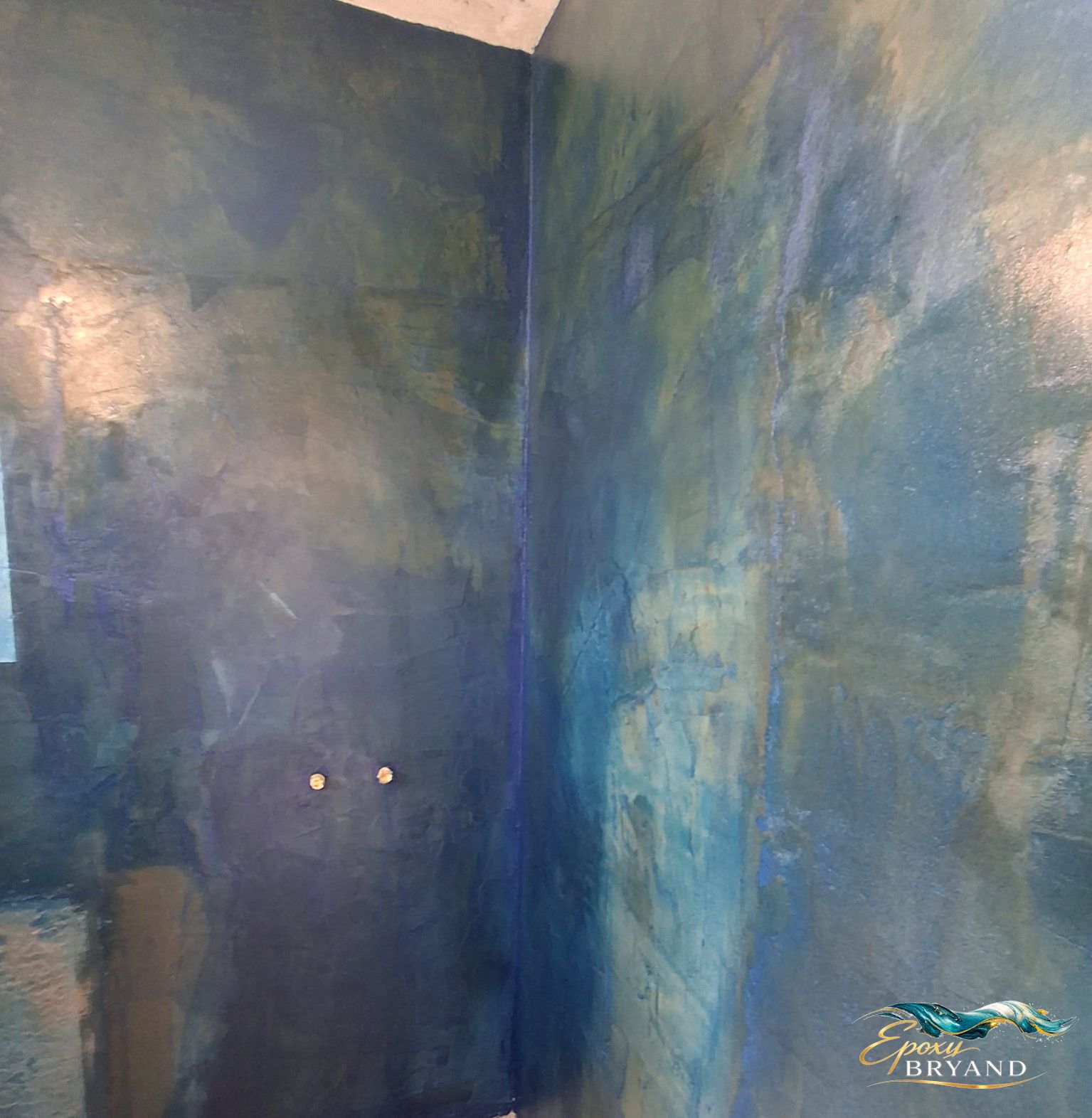 Finition décorative en résine époxy dans un angle de salle de bain