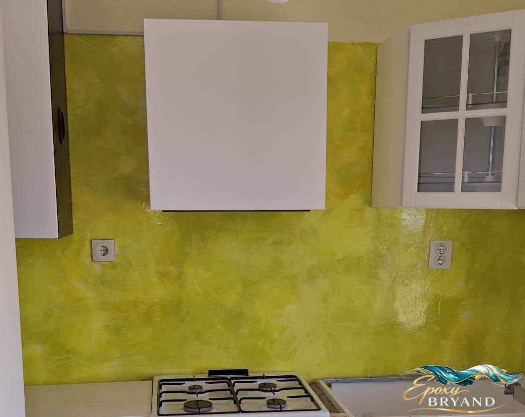 Détail d’une crédence jaune brillante en résine époxy