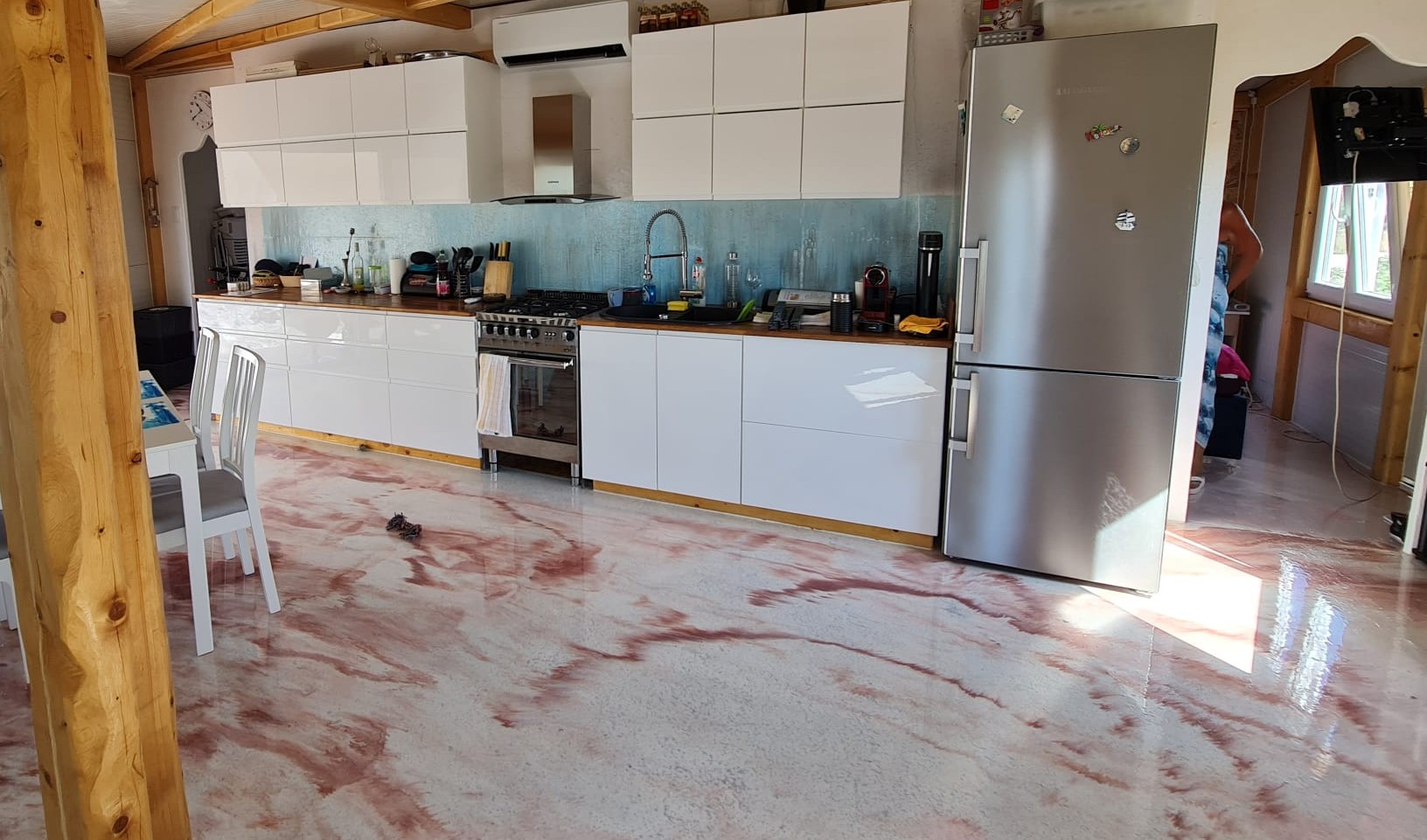 Cuisine avec sol décoratif et crédence en résine époxy