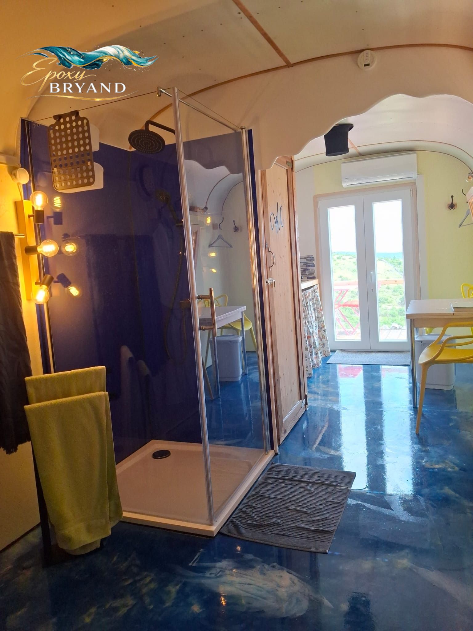 Salle de bain avec sol bleu brillant en résine époxy