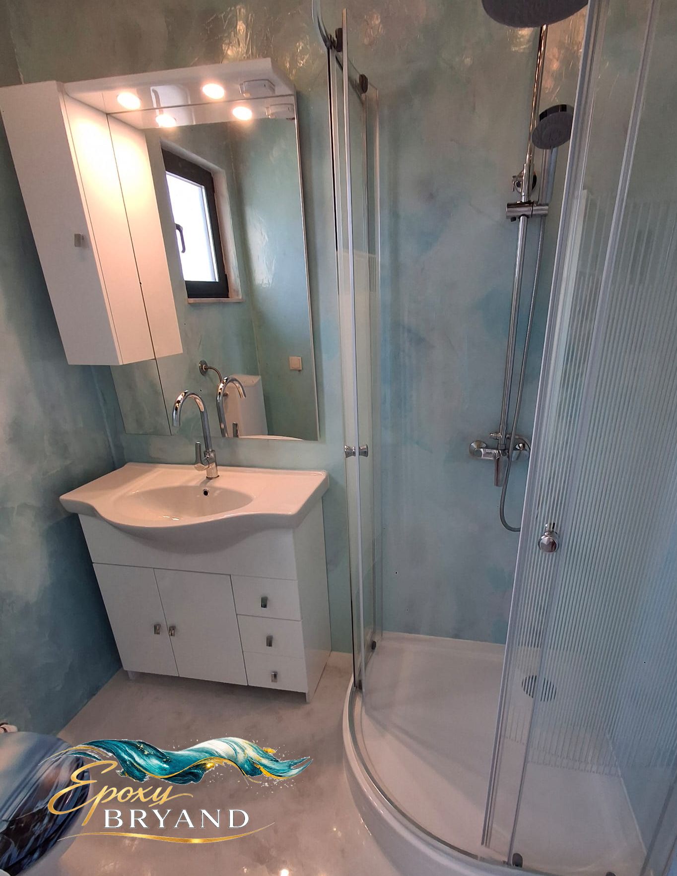 Salle de bain complète avec murs et sol en résine époxy