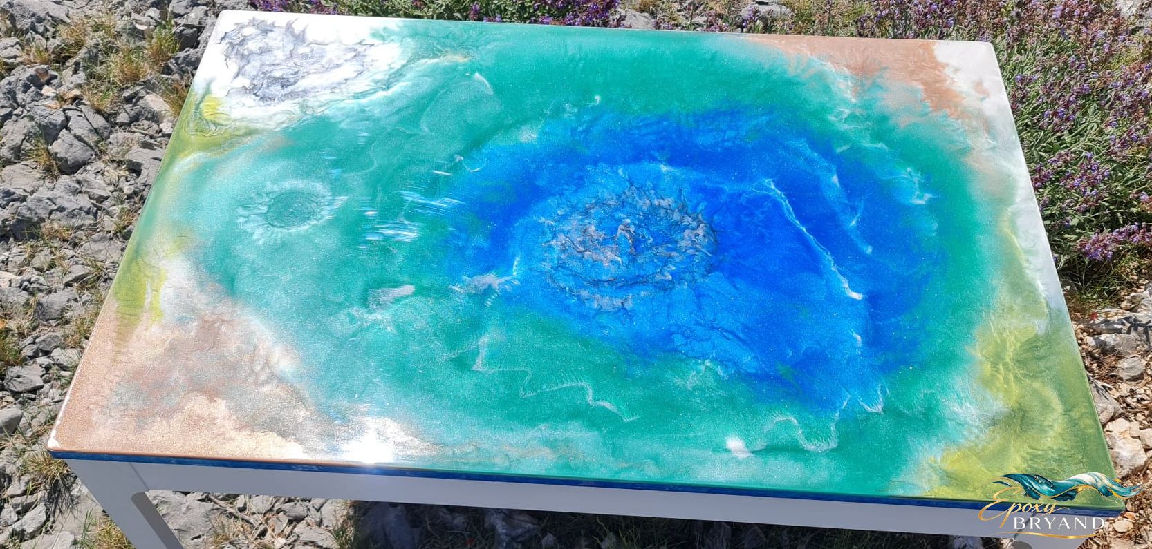 Table revisitée avec création artistique en résine époxy
